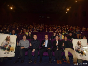 市長朱立倫等出席於板橋大遠百威秀影城舉行的電影《沉默》特映會。（圖／記者黃村杉攝）