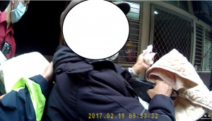 獨居老翁臥倒家前 慈警緊急協助就醫