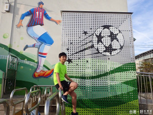 中和錦和運動公園呈現出以世大運足球為運動主題意象。（圖／民政局提供）