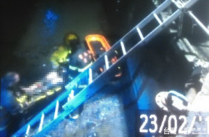 古坑警、消合力將丟失手機情緒失控輕生女子從圳溝爛泥中救上。（記者簡勇鵬翻攝）