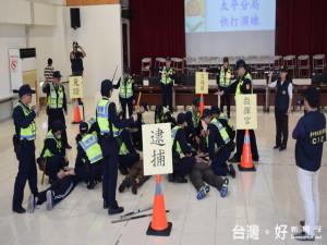 太平警方用假人讓新進人員快打演練。林重鎣攝