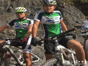 大甲區日南國中自由車選手，雙胞胎兄弟孫啟榮、孫啟源，在全國自

由車錦標賽中榮獲團隊追逐賽金牌、團隊公路賽金牌，讓臥病在床父

親覺得非常欣慰。（記者陳榮昌攝）