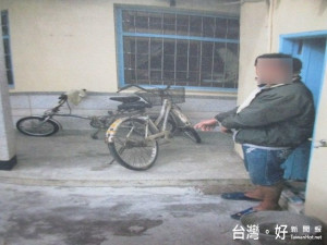 男子涉嫌吸毒及竊盜案件，遇警盤查心虛逃逸，仍遭警方循線逮人。（記者陳昭宗拍攝）