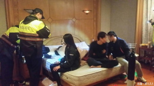楊梅警方臨檢時 發現2男2女共處一室，房內尚有吸食K他命含殘渣，將四人帶返派出所偵辦。