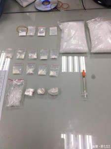 
圖:警方執行擴大臨檢，八德分局查獲大批毒品等，大溪分局則查獲改造槍枝。(記者陳寶印攝)