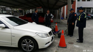 警方將肇事汽車與腳踏車帶回金湖派出所，針對腳踏車騎士身分確認及車禍發生原因調查。（記者陳昭宗翻攝）