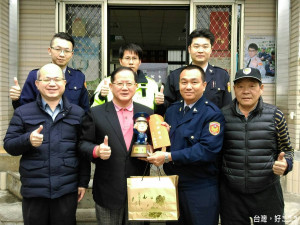 陳國恩署長由淡水分局長林富助陪同，親自頒贈員警「好警茶」及加菜金。（圖／記者黃村杉攝）