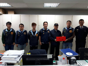 警察局長胡木源頒發板橋警分局偵查隊破案茶。（圖／記者黃村杉攝）