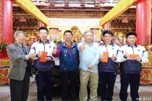 西港慶安宮董事長黃勝家(右三)頒獎學金給轄境九十六村庄今年大學學測滿級分港明高中學生。(記者/黃芳祿攝)