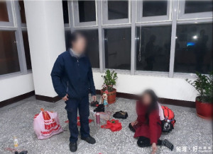 女子坐在地上大聲吼叫拳打腳踢：「我是皇帝喔，不要抓我！」。（記者蘇榮泉翻攝）