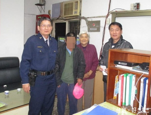 精障男子離家多日且未進食，體力不支倒臥馬路上，幸好斗六警方及時發現，避免意外事故。（記者陳昭宗拍攝）