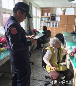 老婦跟隨進香隊伍至北港探親，卻迷失方向，經警方耐心協尋平安返家。（記者陳昭宗拍攝）