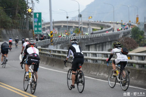 探索新中橫自行車活動的選手們挑戰自我，在新中橫公路騎著單車，並沿途享受大自然美景。