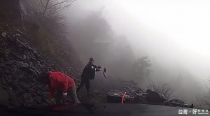 員警徒手搬擋道落石。（保七提供）