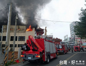 斗六永福寺發生火災，消防局緊急前往搶救，火勢順利撲滅，無人員傷亡，起火原因調查中。（記者陳昭宗翻攝）