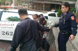 失智老翁外出散步累走10公里 熱心警助返家