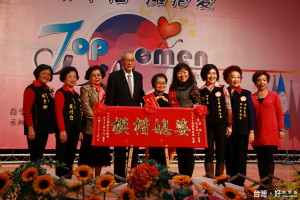 前副總統吳敦義為全國模範婆媳91歲的張絨林岳秀頒匾祝福。（記者扶小萍攝）
