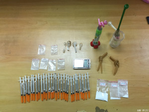 大溪警分局在大溪查獲毒品，偵訊後依法將兩名嫌犯究辦。(記者陳寶印攝)