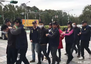 桃園檢警攜手拂曉出擊，一舉瓦解「竹聯幫八德悍衛隊」逮捕幫眾共19人。