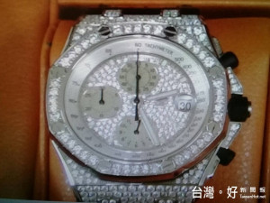霧峰破詐騙集團首腦的名錶。林重鎣攝
