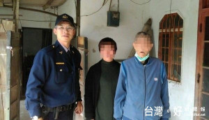 副所長蔡瑞彬等積極協助迷途老翁找尋家屬，並安撫其情緒與提供熱食，護送老翁返家亦讓家屬「揪感心」。（記者陳昭宗拍攝）