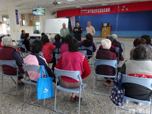 柯冠宏所長生動、有趣的解說，讓在場的阿公、阿嬤都笑的合不攏嘴。（圖／和平警分局提供）