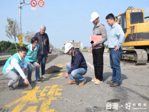 外埔三環路至高速公路匝道路段再銜接大馬路四千餘公尺，路平專案

工程十三日施工，官員與民代在場協商施工細節，讓民眾行安全又平

穩的路。（記者陳榮昌攝）