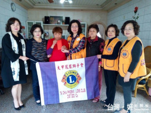 大甲鳳凰獅子會長王麗芬帶率領鳳凰姐妹前往關懷羅婦家人，致贈慰

問金，祈讓她渡過難關。（記者陳榮昌攝）