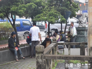 國家三級古蹟大甲貞孝坊，辦理導覽工作，十餘位街友齊集園內喝酒

、抽菸，嚴重破壞觀瞻，讓民眾大倒胃口。（記者陳榮昌攝）
