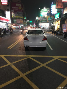 女子愛車路中故障 員警協助排除困境