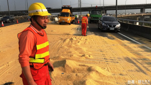大貨車失控衝撞匝道護欄基座　造成彰化南下北上匝道出口車輛回堵