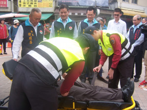 消防人員示範救護車裝備。（記者許素蘭／攝）