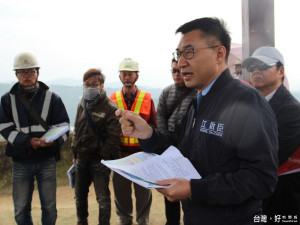 立委江啟臣（右一）會勘「東山路一二九線拓寬工程」進度，要求改善不鏽鋼伸縮縫、裝設彈性護欄等安全措施。（記者黃玉鼎攝）