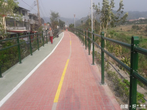 張芬郁爭取美群橋自行車道延長。林重鎣攝