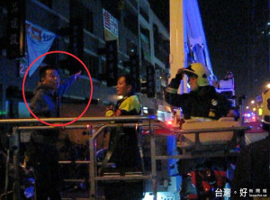 警方上雲梯車救人。林重鎣攝