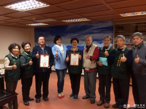 東勢區調解委員吳劉靖（右五）及管業鐿（左三）榮獲服務優良區長獎，由區長徐佩鈴（左四）頒獎狀勉勵。（圖／東勢區公所提供）