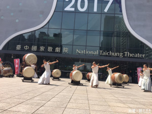 優人神鼓4月15日在臺中國家劇院，舉辦新作品《墨具五色》的世界首演。（記者賴淑禎攝）
