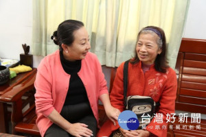 水上鄉拾荒婦人吳黃玉霞拾金不昧，張花冠縣長感動表揚！