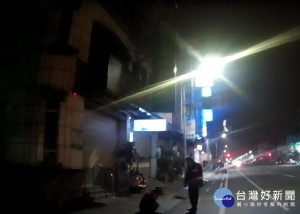 酒醉男睡馬路 巡警喚醒陪返家