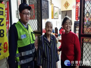 十九甲派出所警員憑著超強記憶力，及時護送老婦人回家。（圖／林重鎣攝）