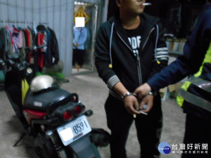 失竊機車的車牌號碼特殊，加深員警印象，巡邏時眼尖發現，當場人贓俱獲。（圖／黃玉鼎翻攝）