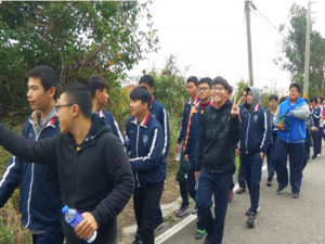 大甲高工十五日舉辦大自然探索自我成長活動，四百高二學生以輕鬆

的步伐登山鐵砧山至高點（太陽之門），是他們收穫滿滿的一場戶外

教學活動。（記者陳榮昌攝）