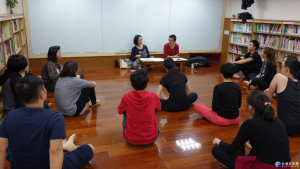 臺南文化中心三十三週年館慶系列活動，除了廣募熱愛表演的學員外，也希望透過培訓及交流，發展出在地特色作品。