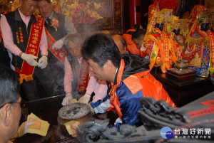 香擔組的石佳正小心翼翼地接下已完成會香的香爐（圖／彰化市公所提供）