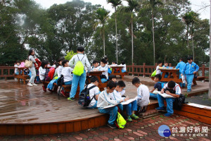 南投市多所國小學童綵繪鷹圖認識南路鷹的由來。（圖／扶小萍攝）