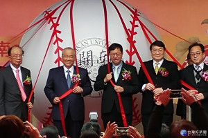 開南大學慶祝該校17週年校慶，鄭文燦市長與校長梁榮輝、董事長顏文隆共同揭幕