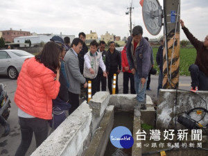 甲安重劃區灌溉溝攔污井佔用行車道，造成車禍頻傳，市議員與官員會勘，研究遷移改善。（圖／陳榮昌攝）