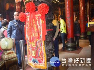大甲媽祖九天八夜步行遶境進香活動前導指揮「頭旗」，鎮瀾宮全體

董監事成煙薰（淨）旗儀式，準備進行九天八夜遶境盛事。（記者陳

榮昌攝）