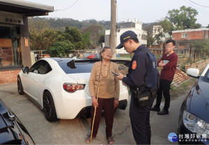 黃姓阿婆罹患阿茲海默症外出散步竟忘記回家的路，楊梅派出所警員陳柏辰將阿婆帶回派出所安置。