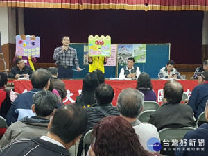 霧峰警方和民眾座談。（圖／林重鎣攝）